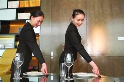 她是“國宴級服務員”，為各國宴會服務3次，一般酒店請不動她！