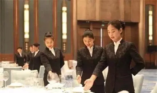 她是中國最值錢的服務員,3次服務國宴,國內請得起她的酒店不多